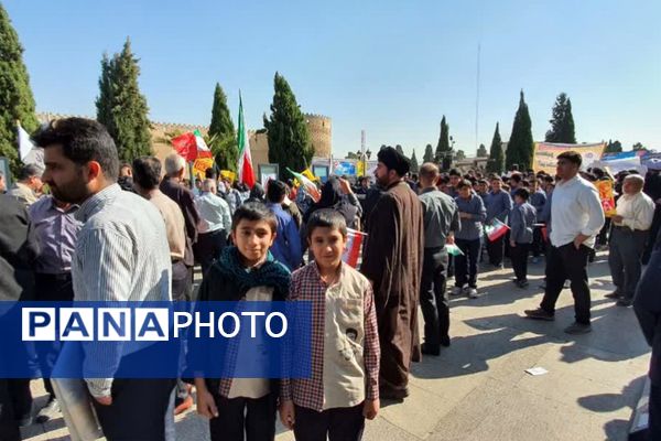 حضور پرشور دانش آموزان دبستان شاهد حیات در راهپیمایی سیزده آبان ۱۴۰۴