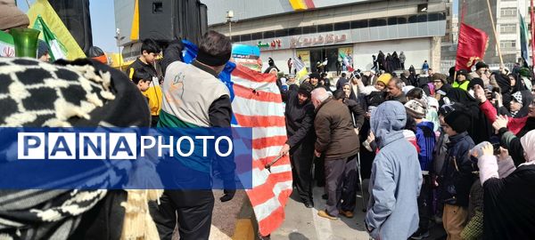 مردم غیور ملارد با حضور پرشور خود در راهپیمایی ۲۲ بهمن، ثابت کردند که همچنان پای انقلاب اسلامی ایستاده‌اند.