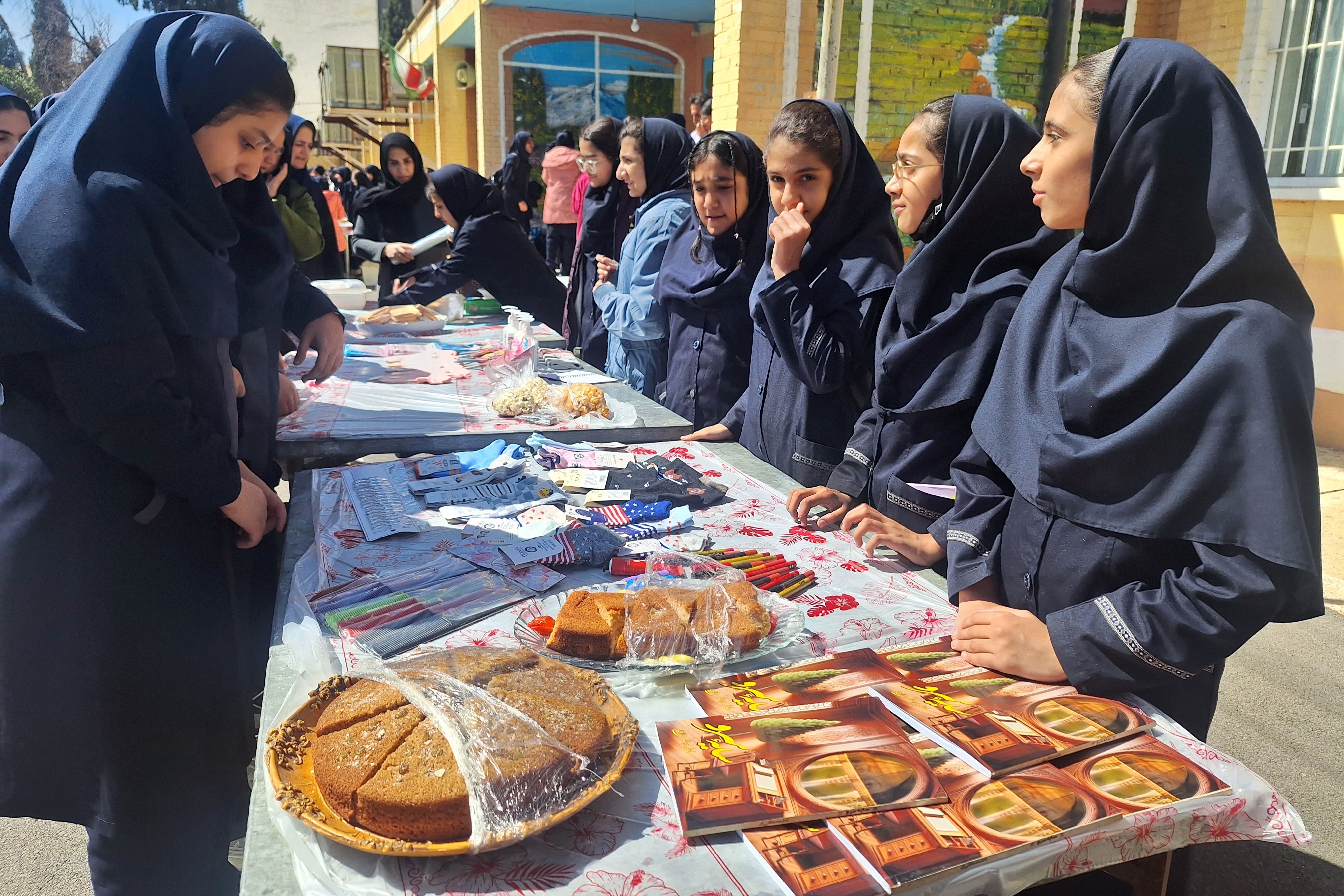 برگزاری بازارچه  کسب و کار دانش‌آموزی در آموزشگاه پویش ناحیه ۳شیراز 