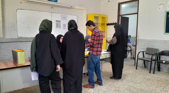 هدایت تحصیلی دانش آموزان پایه نهم دبیرستان میثاق منطقه تبادکان مشهد