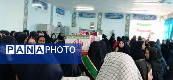 وداع دانش‌آموزان هنرستان الزهرا با پیکر مطهر شهید گمنام