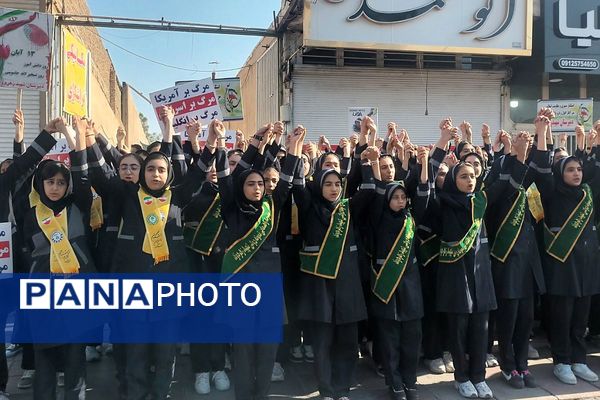 حماسه حضور دانش‌آموزان قرچکی در یوم الله ۱۳ آبان
