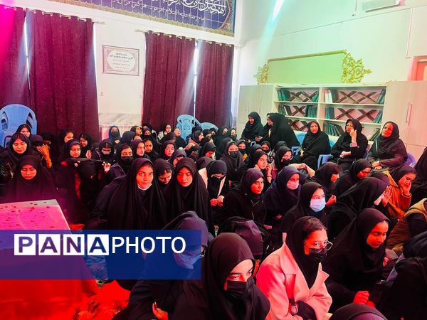 استقبال دانش‌آموزان‌ دبیرستان شاهد ریحانه‌النبی گناباد از پیکر مطهر شهید گمنام