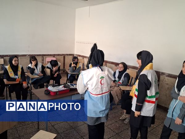 اجزای مانور زلزله تمام تشکیلاتی در دبیرستان مدرس تبریز 