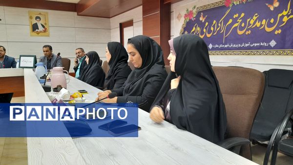 مراسم تجلیل از زحمات بانوان اداره آموزش و پرورش ملارد به مناسبت روز مادر 