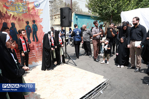 موکب «عشاق‌الحسین» سازمان دانش آموزی در راهپیمایی خانوادگی جاماندگان اربعین حسینی - تهران/ 2