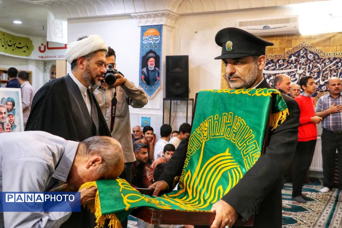 پرچم متبرک امام رضا (ع) در جشن ولادت امام رئوف در مسجد امام حسن عسکری (ع) بجنورد