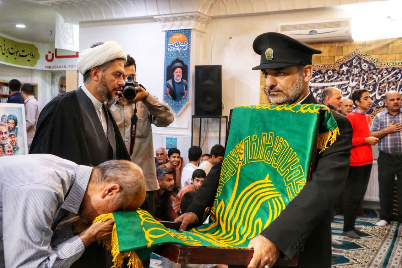 پرچم متبرک امام رضا (ع) در جشن ولادت امام رئوف در مسجد امام حسن عسکری (ع) بجنورد 