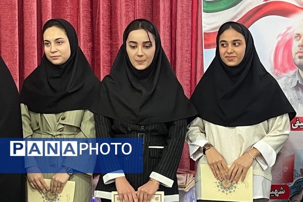 برپایی نماز جماعت همراه با بزرگداشت و تجلیل از مقام‌آوران دانش‌آموزی مدرسه نمونه دولتی ارشاد