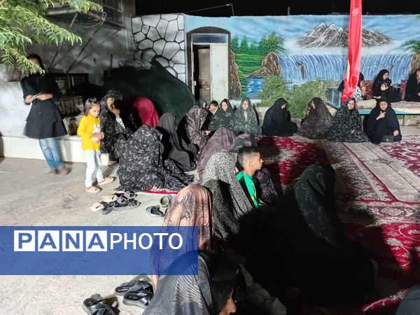مراسم عزاداری ماه صفر در روستای نقاب در هنگام قطع برق