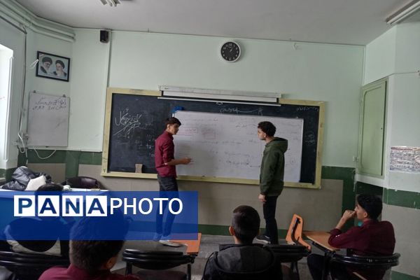 کلاس آموزش عکاسی خبری در مدرسه نمونه آیت اله خامنه‌ای