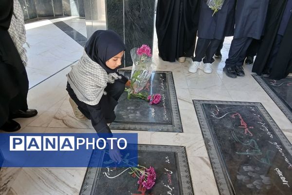 بازدید دانش‌آموزان از نمایشگاه دفاع مقدس واقع در مقبره شهدای گمنام شهرستان ورامین