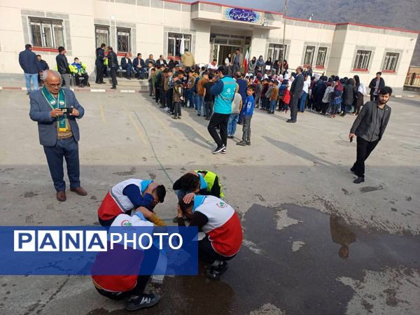 اجرای مانور سراسری زلزله در مدرسه شهید نوری مرزآباد شهرستان خدا آفرین