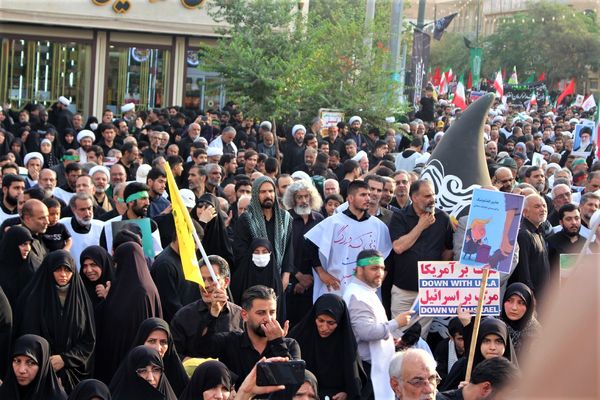 حماسه حضور نوجوانان کفن‌پوش قمی در راهپیمایی «عهد خون»