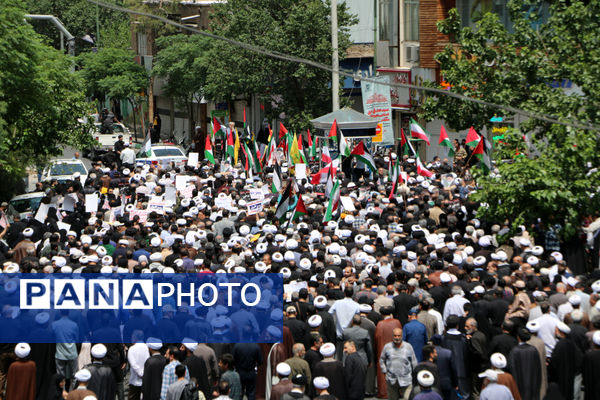 راهپیمایی نمازگزاران جمعه قم در محکومیت جنایات اردوگاه «النصیرات»