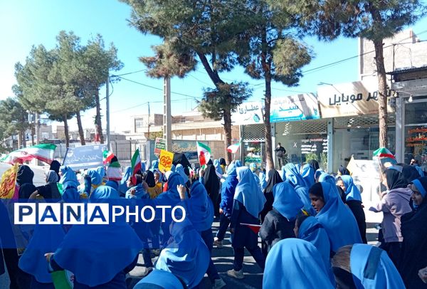 حضور پرشور دانش آموزان در راهپیمایی ۱۳ آبان ماه 