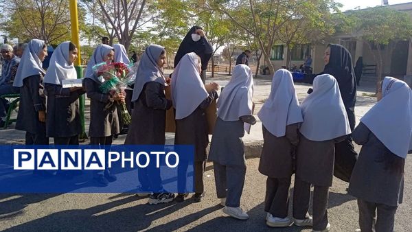 قدردانی پیشتازان دبستان شهید نجفی فدافن از پرستاران بیمارستان حضرت ابوالفضل