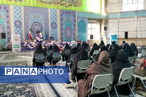 دکلمه‌خوانی دانش‌آموزان در مقابل مادران شهرستان قدس به‌مناسبت روز مادر