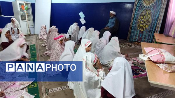 برگزاری نماز جماعت در دبستان مولوی فین