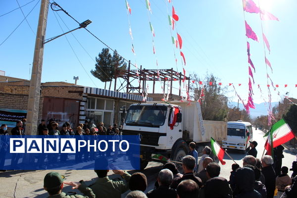 تمثال مبارک امام خمینی(ره) در شهر درق گلباران شد 