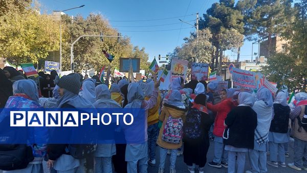 راهپیمایی 13 آبان با حضور حداکثری دانش آموزان در شهرستان نیشابور 