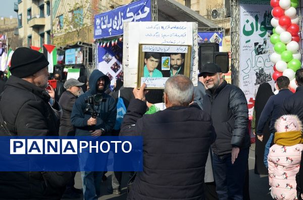 حال و هوای غرفه‌های سازمان دانش‌آموزی و خبرگزاری پانا در راهپیمایی ۲۲ بهمن