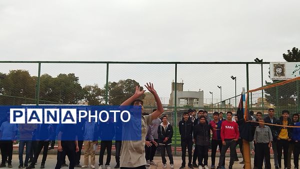 مسابقه والیبال بین دو تیم منتخب دبیران و منتخب دانش آموزان در دبیرستان شاهد ابوذر غفاری 