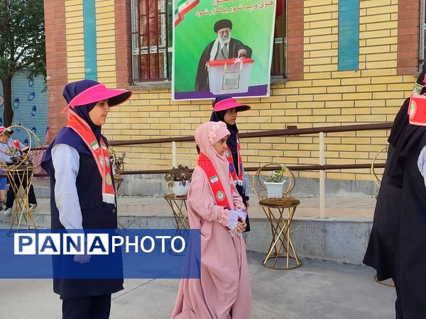 بازدید ارزیابان پیشتاز کشوری از دبستان فاطمه اهری هاشمی 