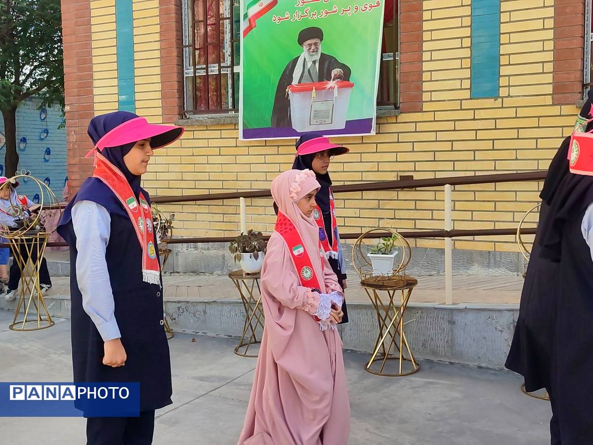 بازدید ارزیابان پیشتاز کشوری از دبستان فاطمه اهری هاشمی