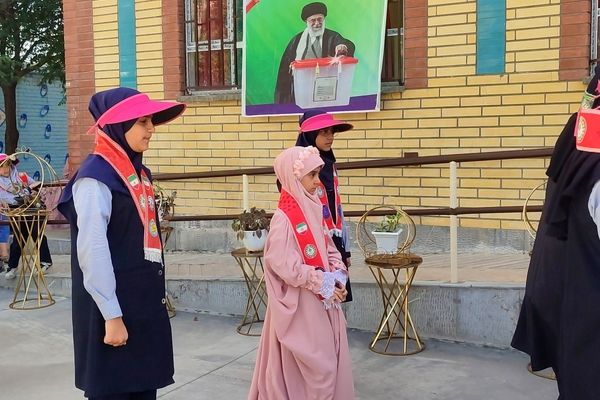 بازدید ارزیابان پیشتاز کشوری از دبستان فاطمه اهری هاشمی 
