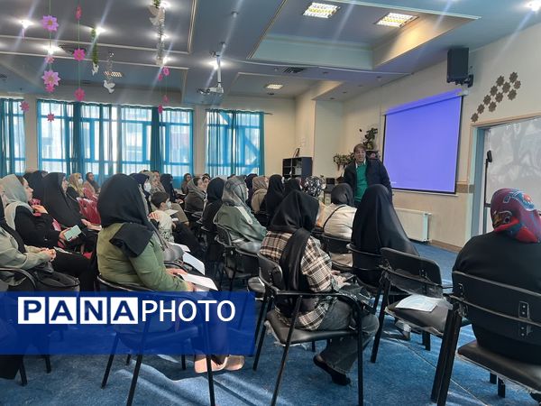 دومین جلسه آموزش خانواده دبیرستان شهید تیمسار فلاحی ناحیه یک کرج 