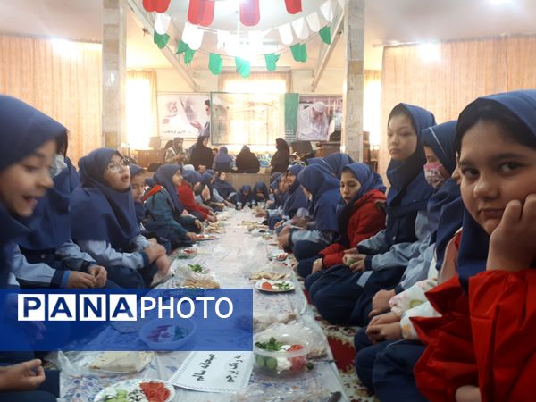 صبحانه سالم با طعم انقلاب در دبستان شاهد کوثر ناحیه 5 مشهد