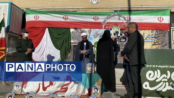 نواخته شدن زنگ انقلاب در دبیرستان نمونه دولتی آمنه(س) 