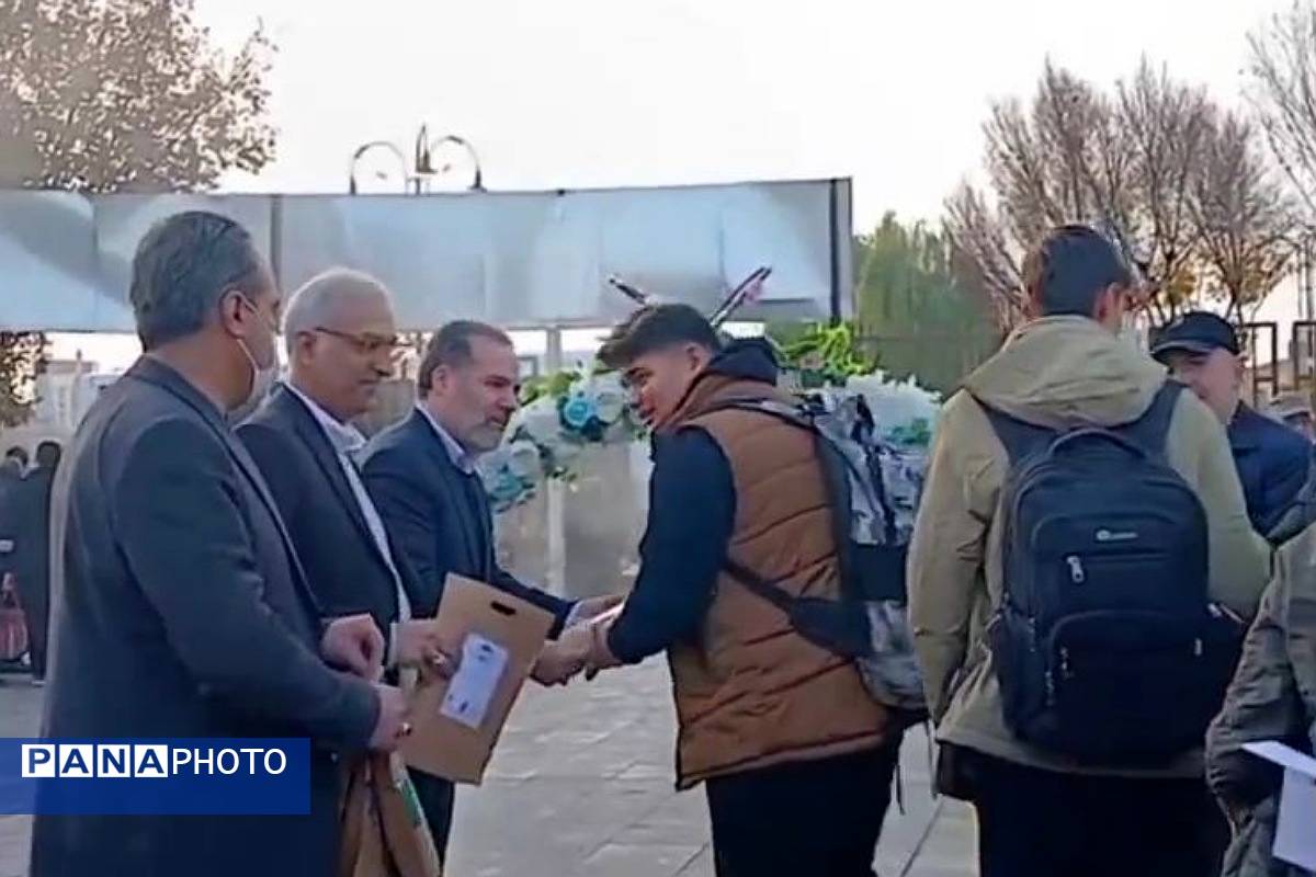 مراسم بدرقه دانش آموزان پسر ناحیه یک و دو شهرری در اردوی راهیان نور 