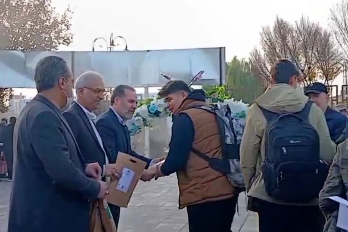 مراسم بدرقه دانش آموزان پسر ناحیه یک و دو شهرری در اردوی راهیان نور 