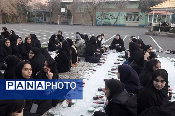 برگزاری مراسم افطار و طعام در دبیرستان فتح المبین ناحیه دو شهرری 