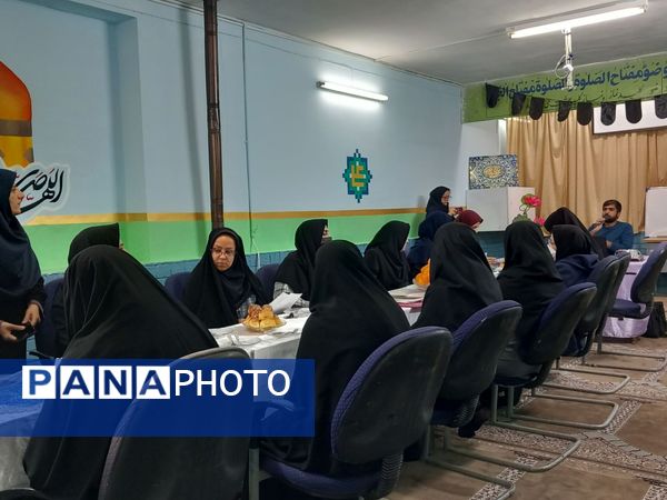 جلسه شورای دبیران در دبیرستان دخترانه فضه 