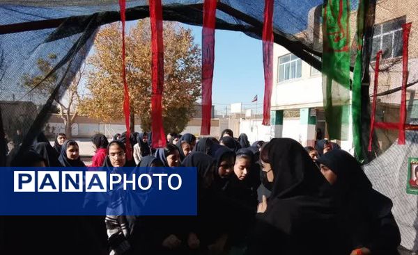 وداع دانش‌آموزان هنرستان الزهرا با پیکر مطهر شهید گمنام