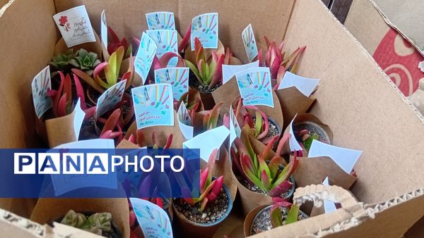 جشن‌ روز‌ دانش‌ آموز‌ در‌ دبیرستان‌ عطیه