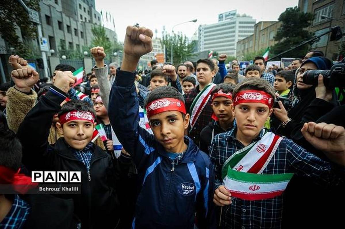 ۱۳ آبان روزی است که دانش‌آموزان سیلی استکبارستیزی را تکرار می‌کنند