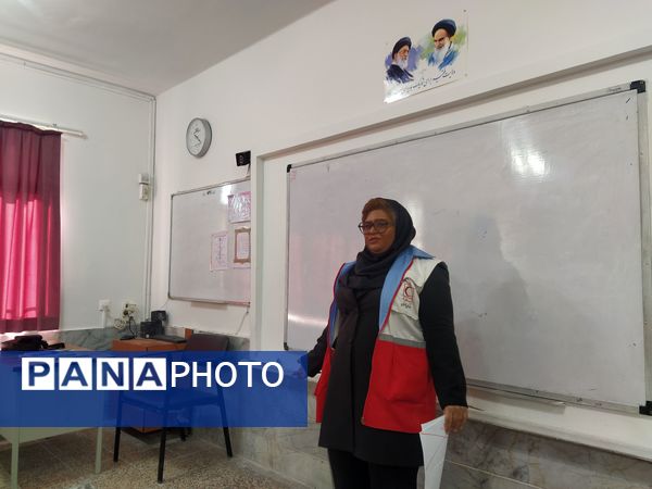 دوره‌های آموزشی مقابله با زلزله در دبیرستان علی افشارنژاد