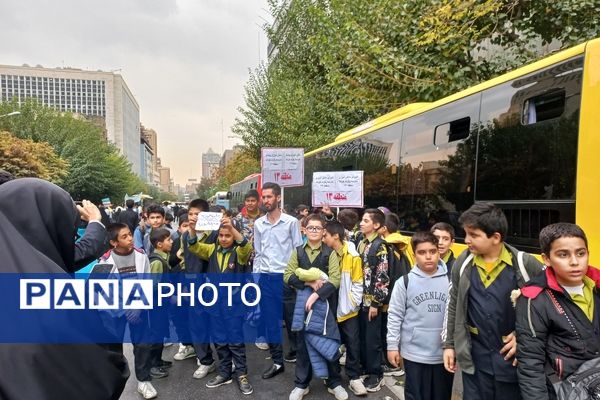 حضور مدیر آموزش و پرورش منطقه ۱۳ در راهپیمایی روز دانش‌آموز 