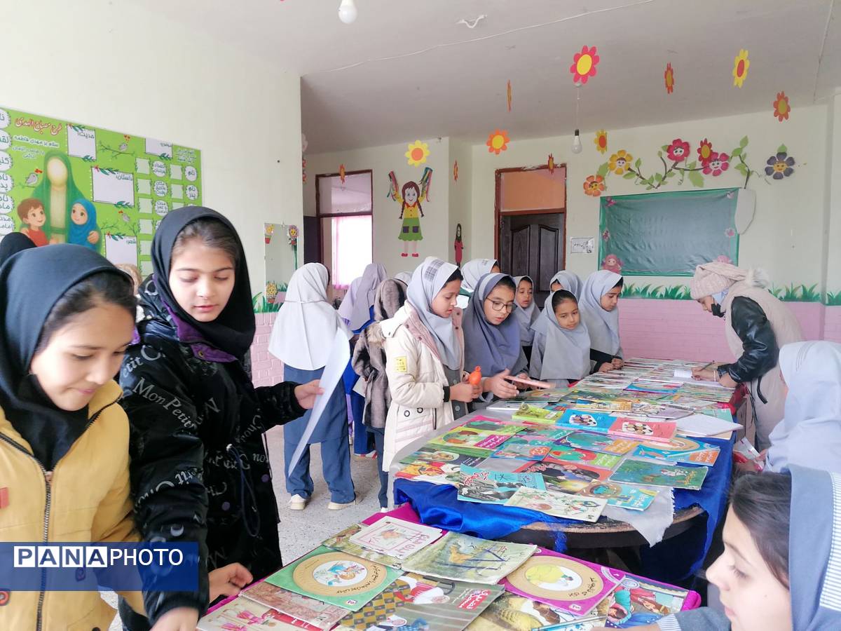 نمایشگاه کتاب در مدرسه تکتم خلیل آباد 