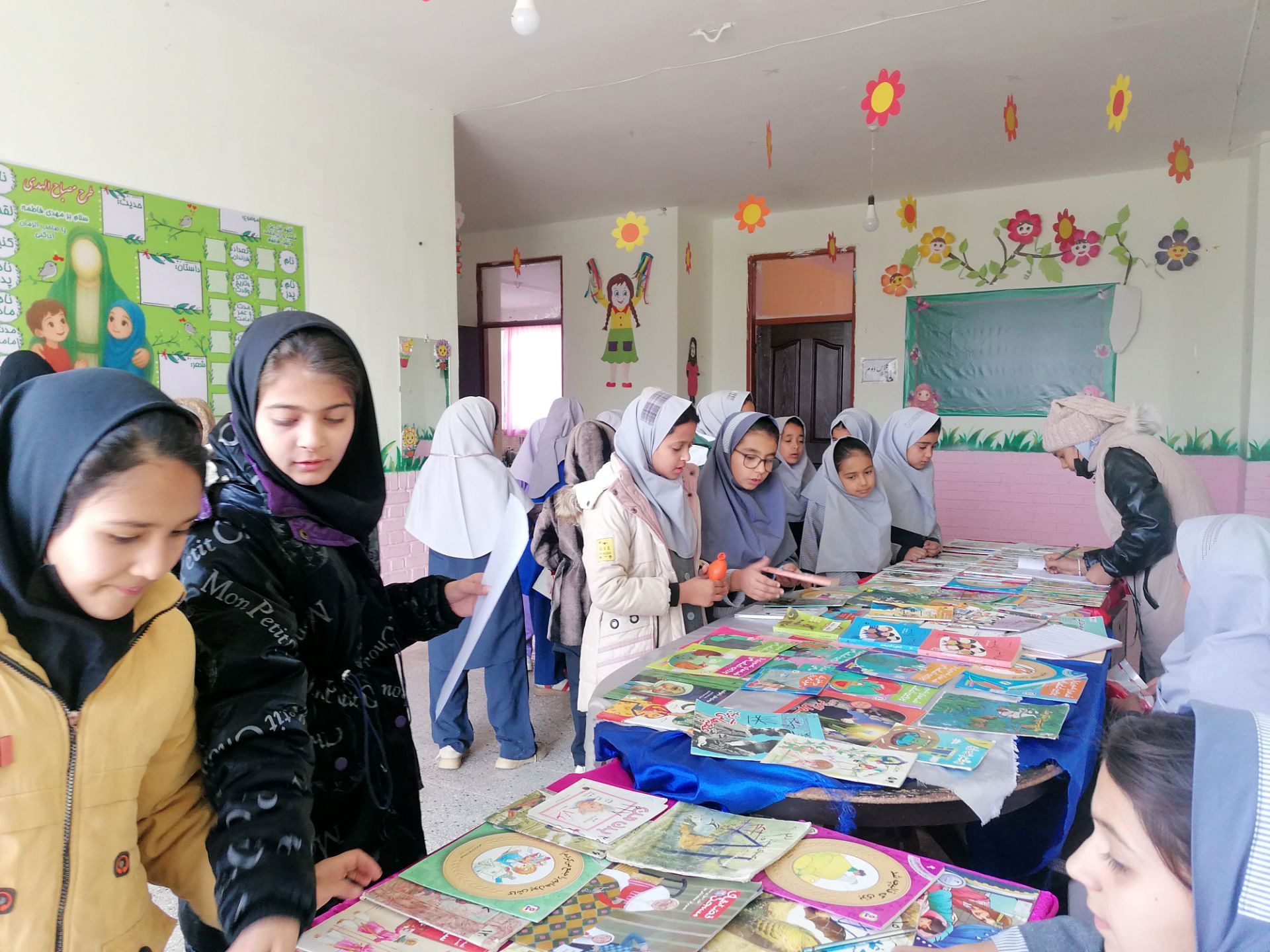 نمایشگاه کتاب در مدرسه تکتم خلیل آباد 