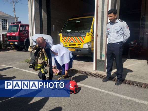 تقدیر دانش آموزان دبستان سرای دانش از قهرمانان بی ادعا در روز آتش نشانی