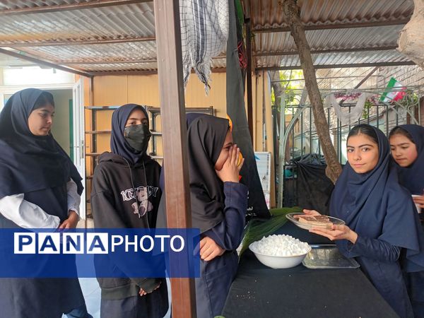 عطر فاطمی در فضای آموزش دبیرستان میرزا جعفر سروقد با برپایی ایستگاه صلواتی 