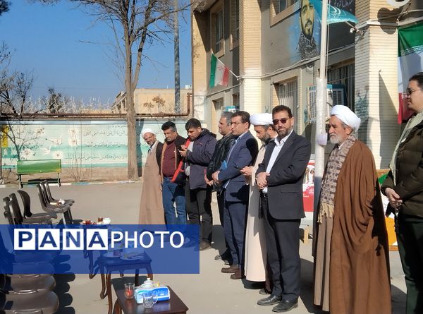 نواختن زنگ انقلاب در دبیرستان بنت‌الهدی صدر رضویه