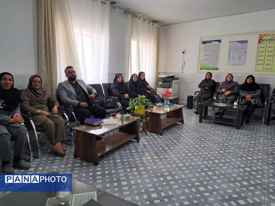 بازدید تیم کارشناسی اداره‌کل آموزش و پرورش استان یزد از واحدهای آموزشی خاتم 