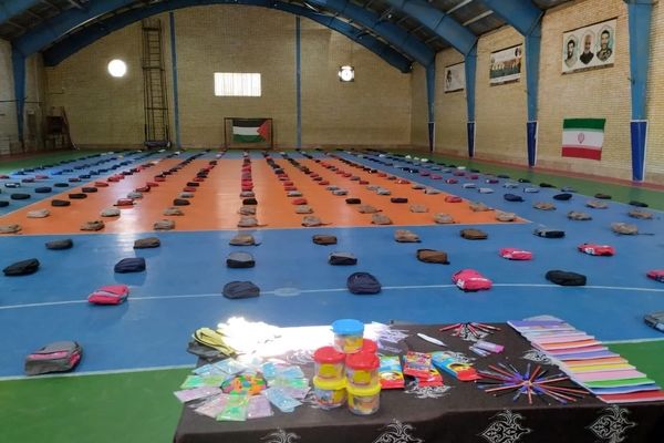 ۳۵۰ بسته لوازم تحریر و ۷۳ روپوش مدرسه به دانش‌آموزان بی‌بضاعت اهدا شد