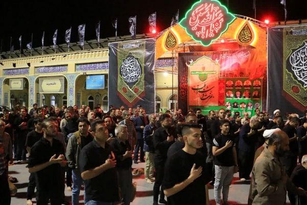 شب نهم محرم در حریم بی‌بی سکینه(س)،میزبانی از دلدادگان ابا عبدالله الحسین (ع) با نماز جماعت، نوای عزا و سفره اطعام